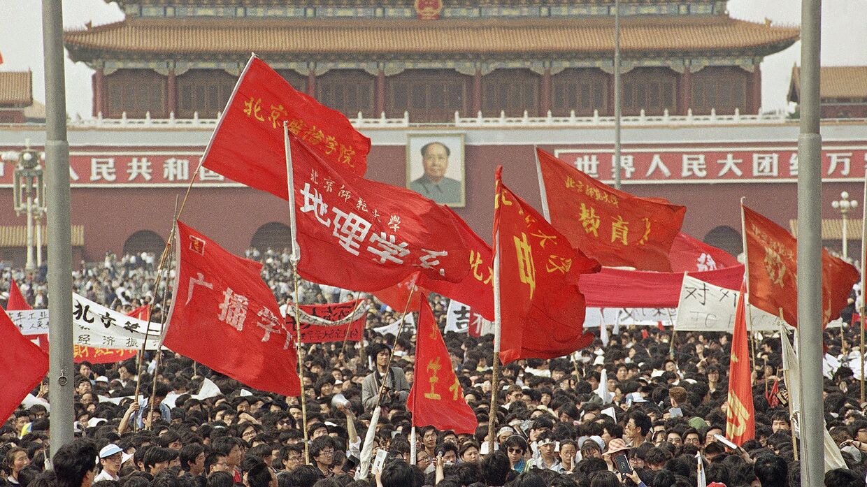 4 мая 1989 года. Участники демонстрации на площади Тяньаньмэнь в Пекине