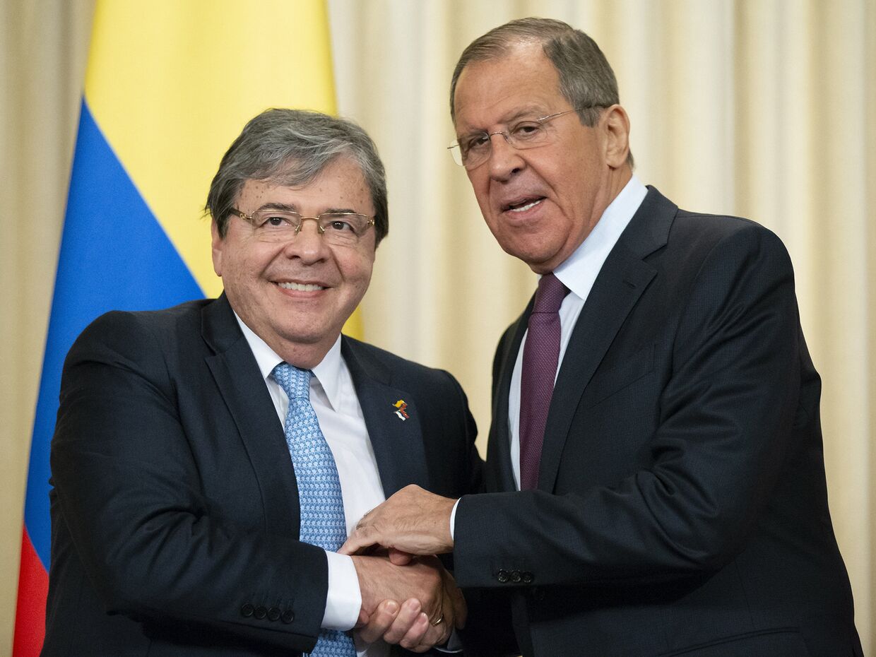 Министр иностранных дел России Сергей Лавров (справа) и министр иностранных дел Колумбии Ольмес Трухильо во время встречи.