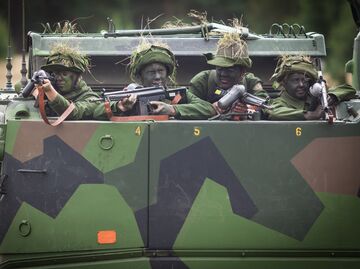 Шведские военные на учениях Шведские военные на учениях