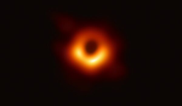 Первая фотография черной дыры и ее огненного ореола Первая фотография черной дыры и ее огненного ореола