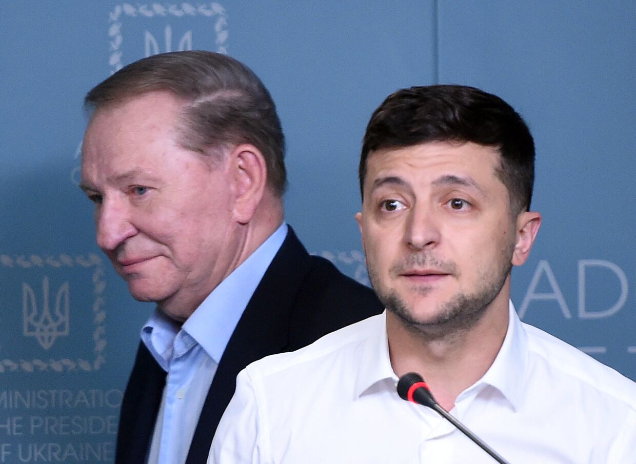Президент Украины Владимир Зеленский (справа) и бывший президент Украины Леонид Кучма во время совместного брифинга в Киеве