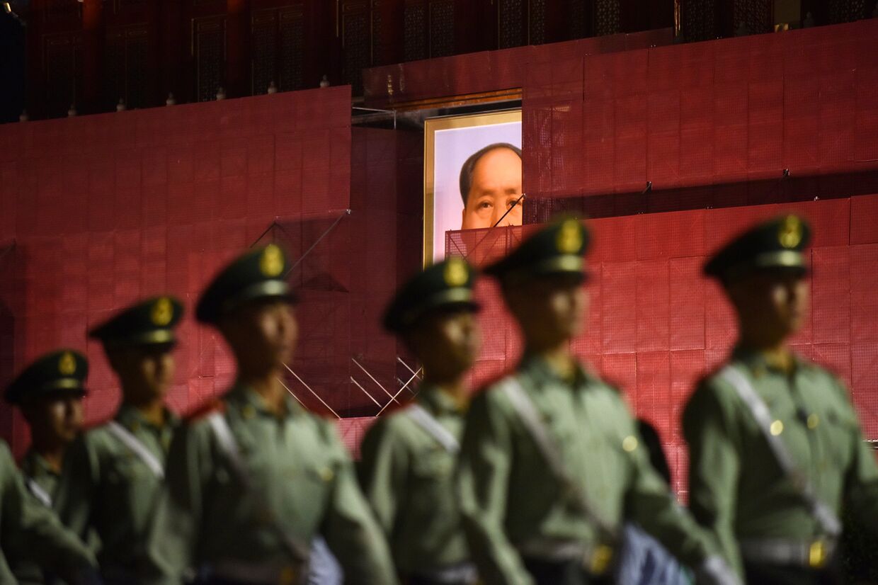 Офицеры маршируют на площади Тяньаньмэнь в Пекине