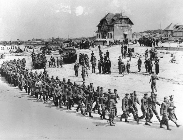 Немецкие военнопленные, захваченные во время высадки союзников в Нормандию Немецкие военнопленные, захваченные во время высадки союзников в Нормандию