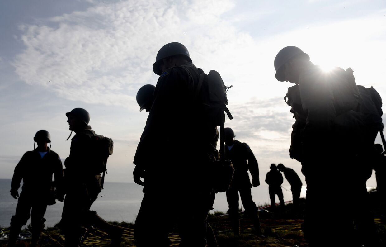 Солдаты США из 75-го полка на смотровой площадке после восхождения на скалы Пуэнт-дю-Ока в Криквиль-Ан-Бессен, Нормандия