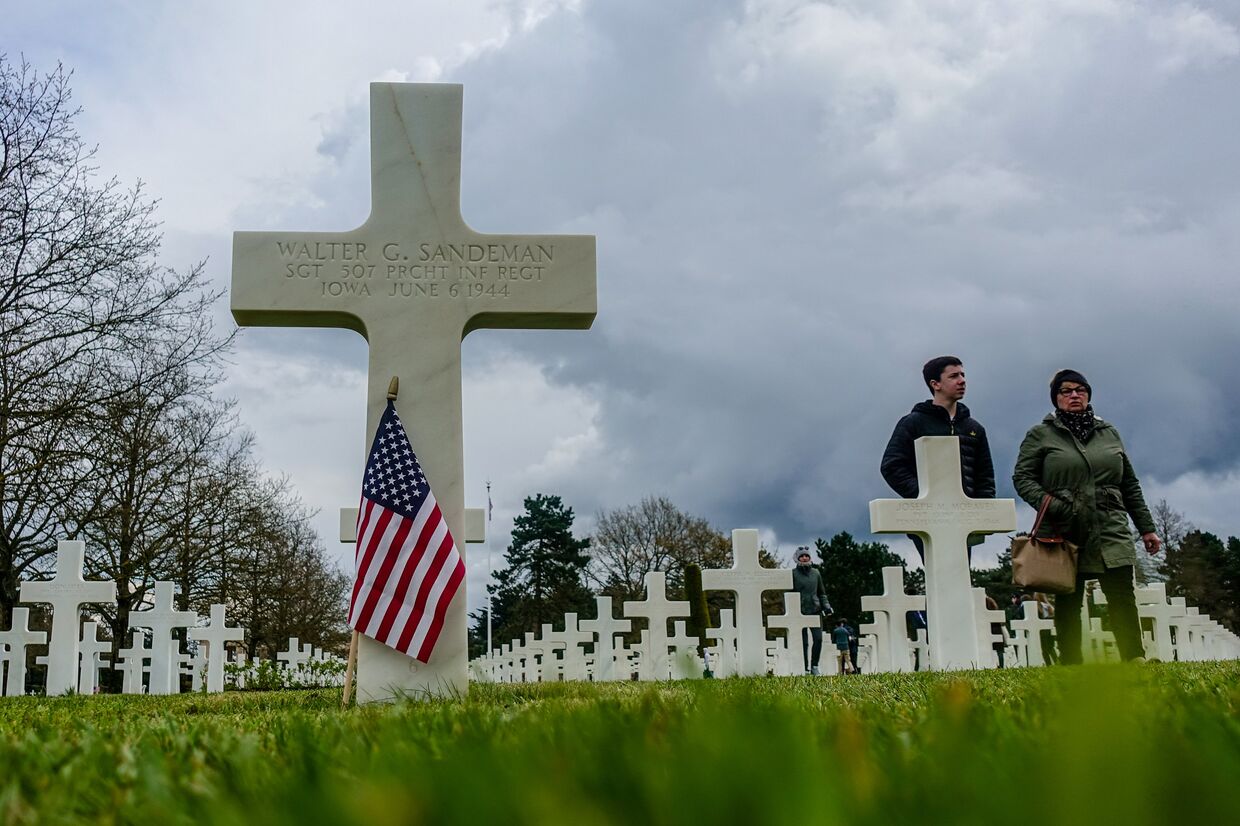 Американское военное кладбище в Кольвиль-cюр-Мер на месте высадки союзников в Нормандии в ходе Второй мировой войны. Самое большое захоронение американских военных за пределами США
