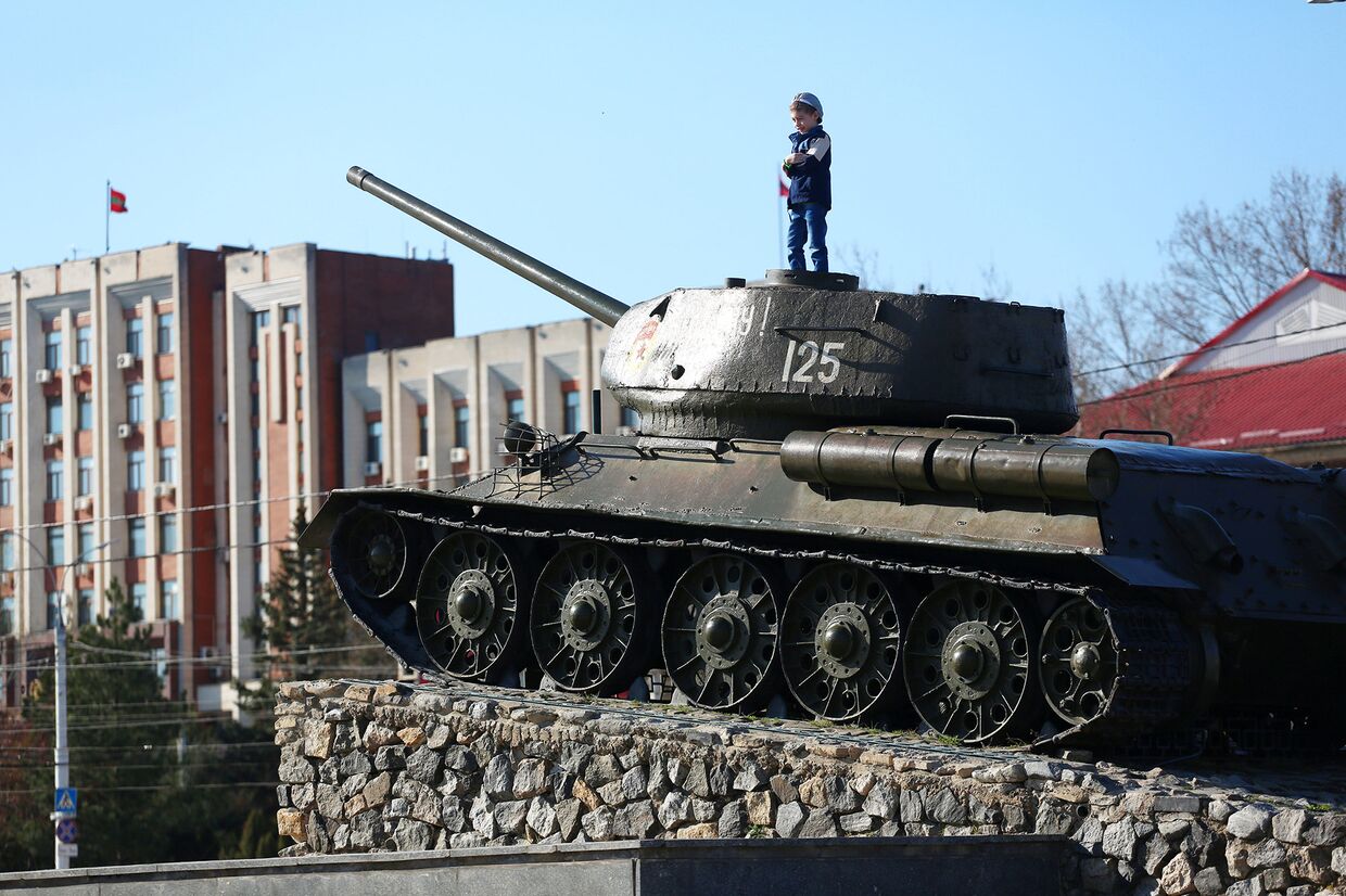 Ребенок на советском танке Т-34 в центре Тирасполя