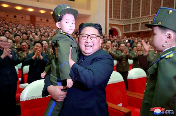 Северокорейский лидер Ким Чен Ын во время конкурса художественных групп жен офицеров КНА в КНДР