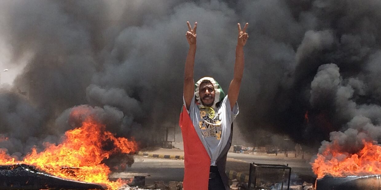 Участник протестов в Судане