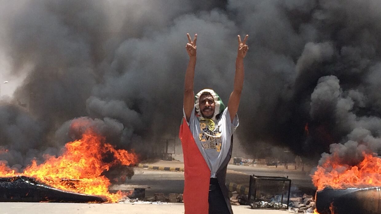 Участник протестов в Судане