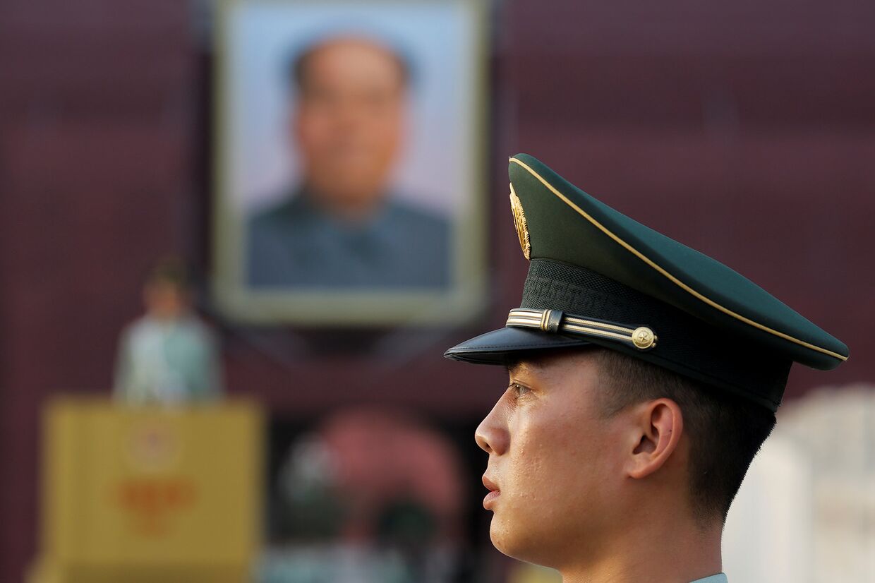 Солдат стоит в карауле на площади Тяньаньмэнь в Пекине