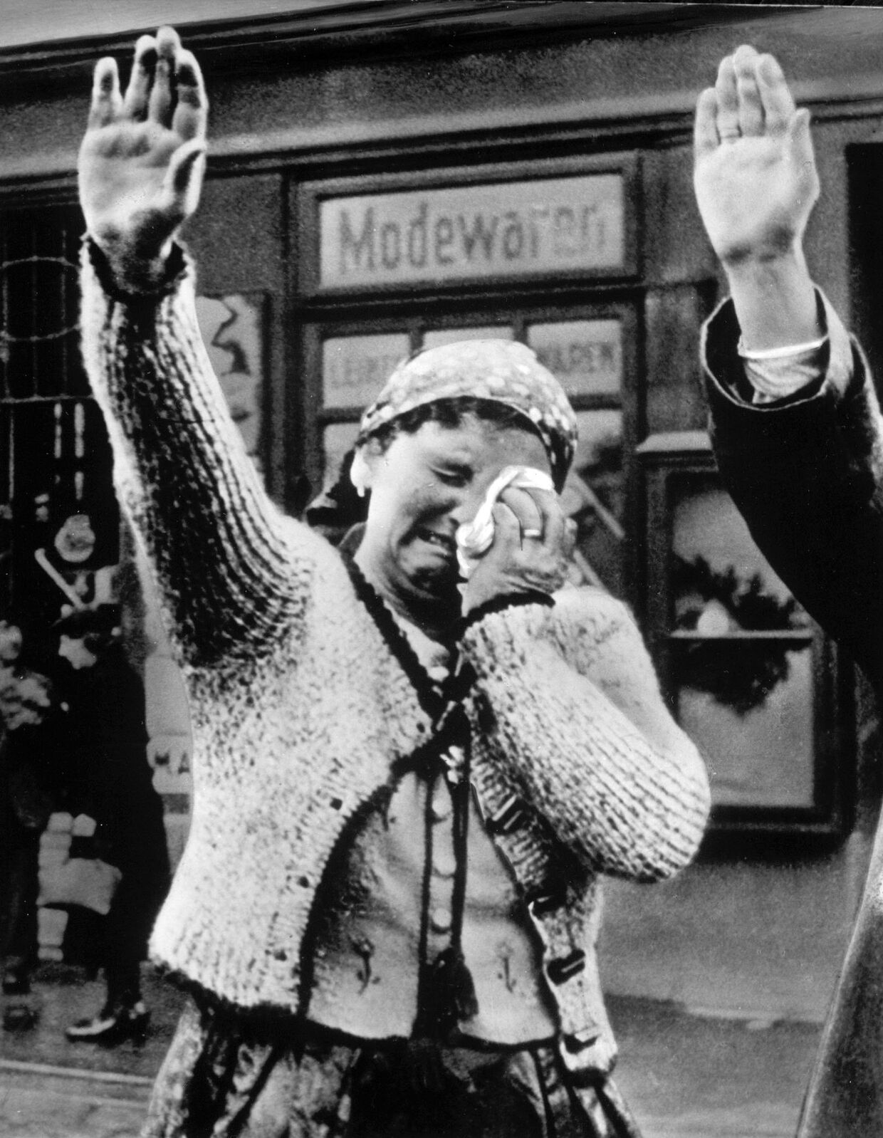Женщина приветствует нацистского диктатора Адольфа Гитлера в 1938 году