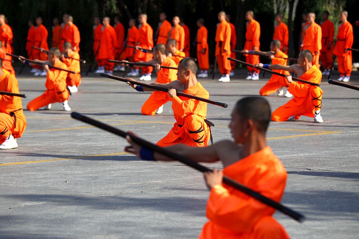 Ученики кунг-фу выступают у монастыря Шаолинь в Киате