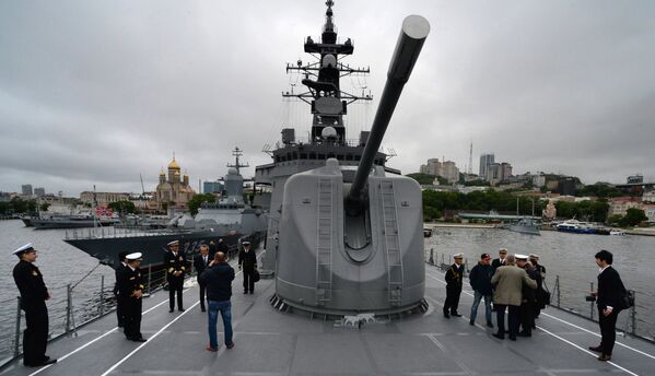 Встреча японского эсминца Судзунами в порту Владивостока.