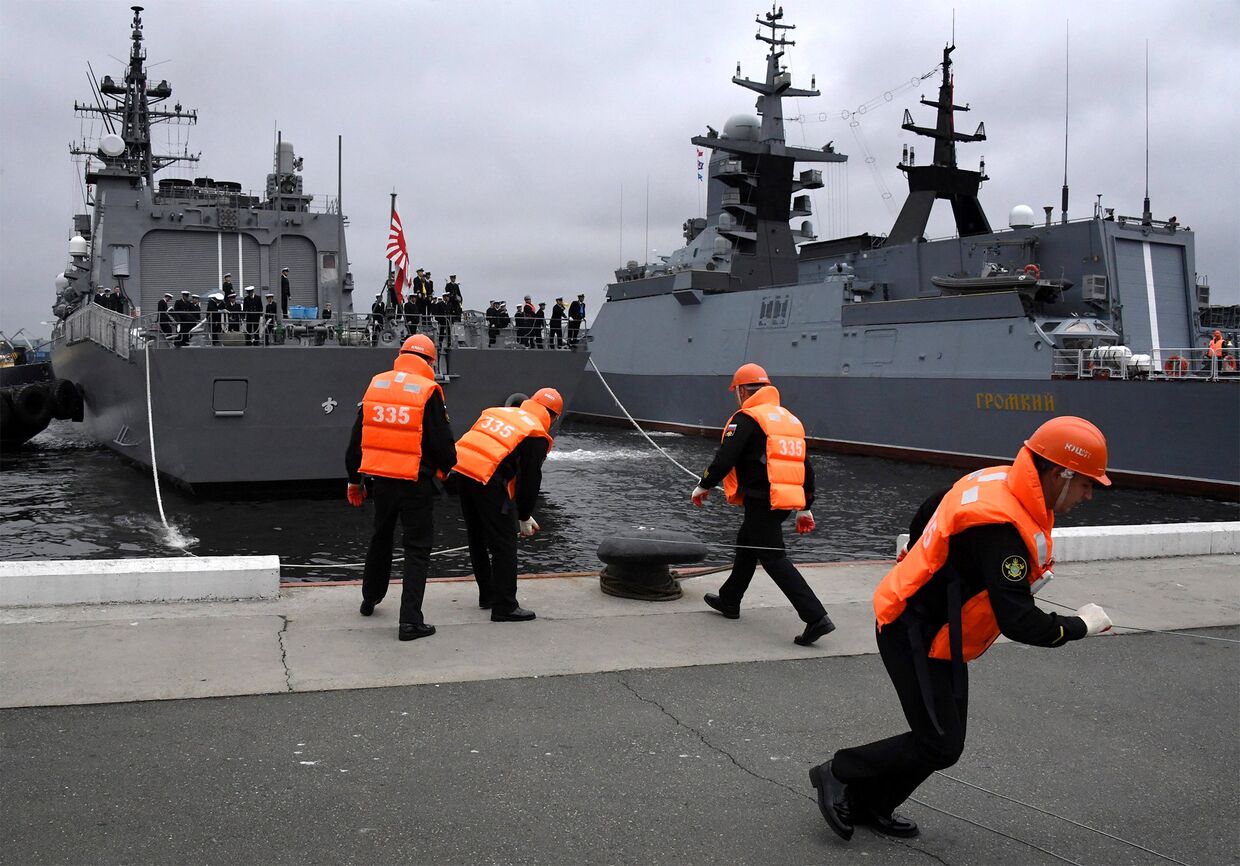 Встреча японского эсминца Судзунами в порту Владивостока.