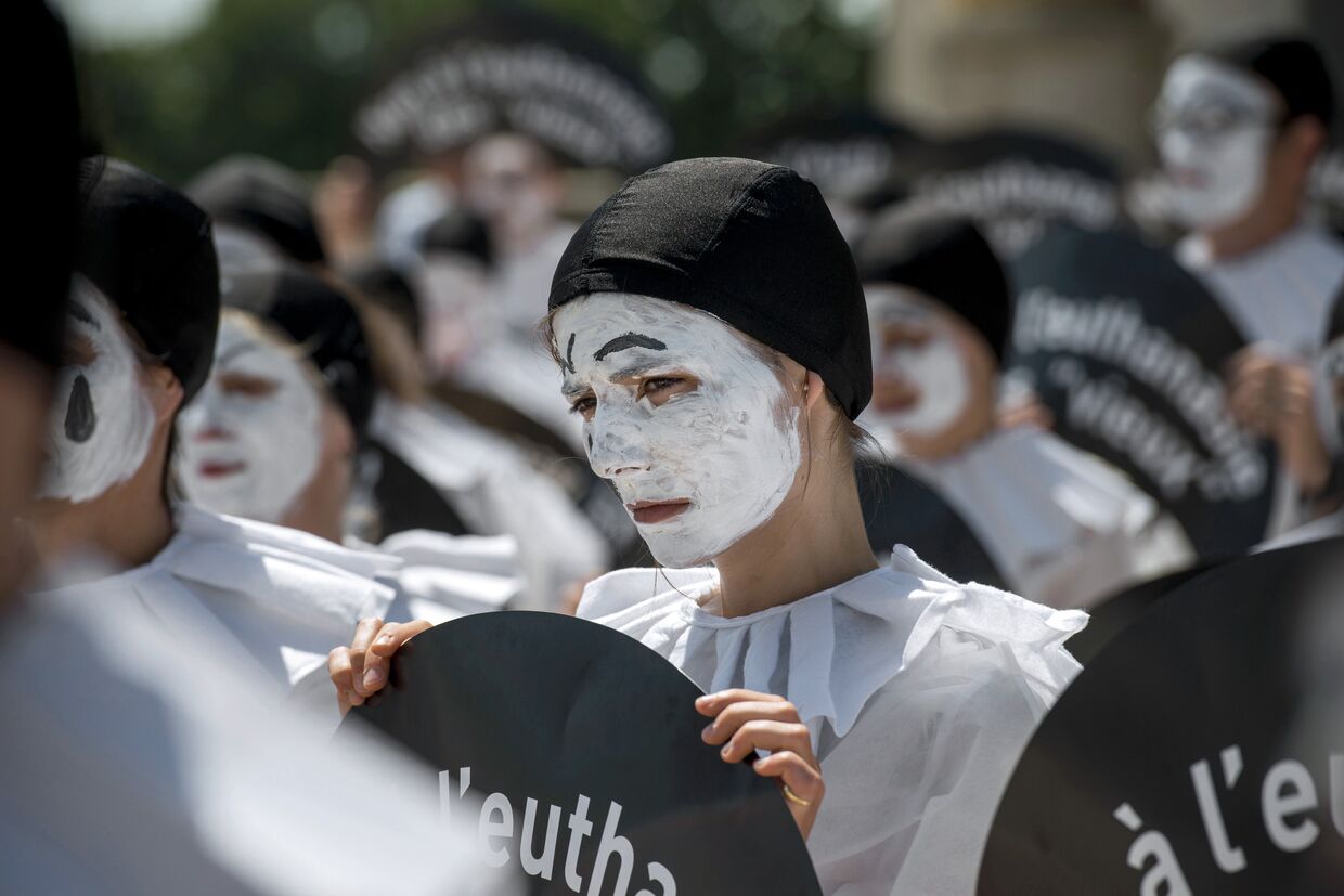 Люди в костюмах Пьеро на акции протеста против эвтаназии
