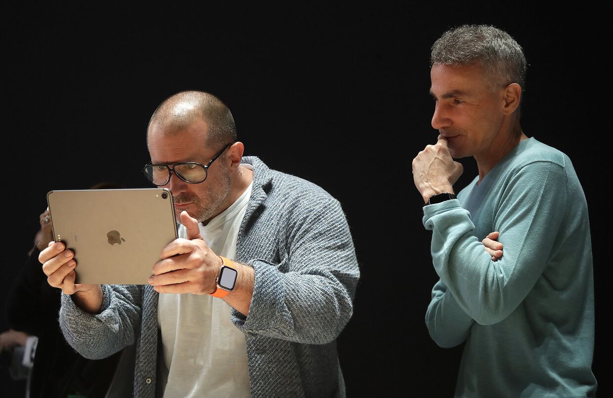 Главный дизайнер Apple Джонатан Айв и старший вице-президент по аппаратному обеспечению Дэн Риччио смотрят на экран iPad