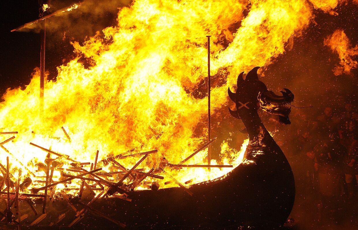 Реконструкторы эпохи викингов сжигают ладью на фестивале на Шетландских островах, Шотландия