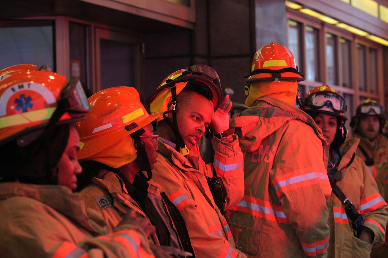 Экстренные службы в центре Манхэттена, где разбился вертолет