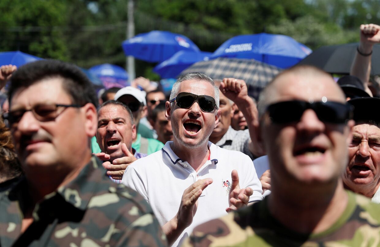 Сторонники Демократической партии Молдовы участвуют в митинге в Кишиневе, Молдова