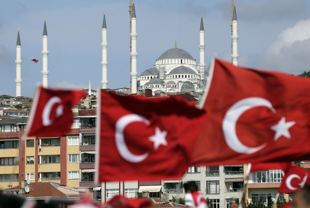 Турецкие флаги в Стамбуле