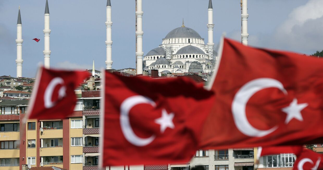 Турецкие флаги в Стамбуле