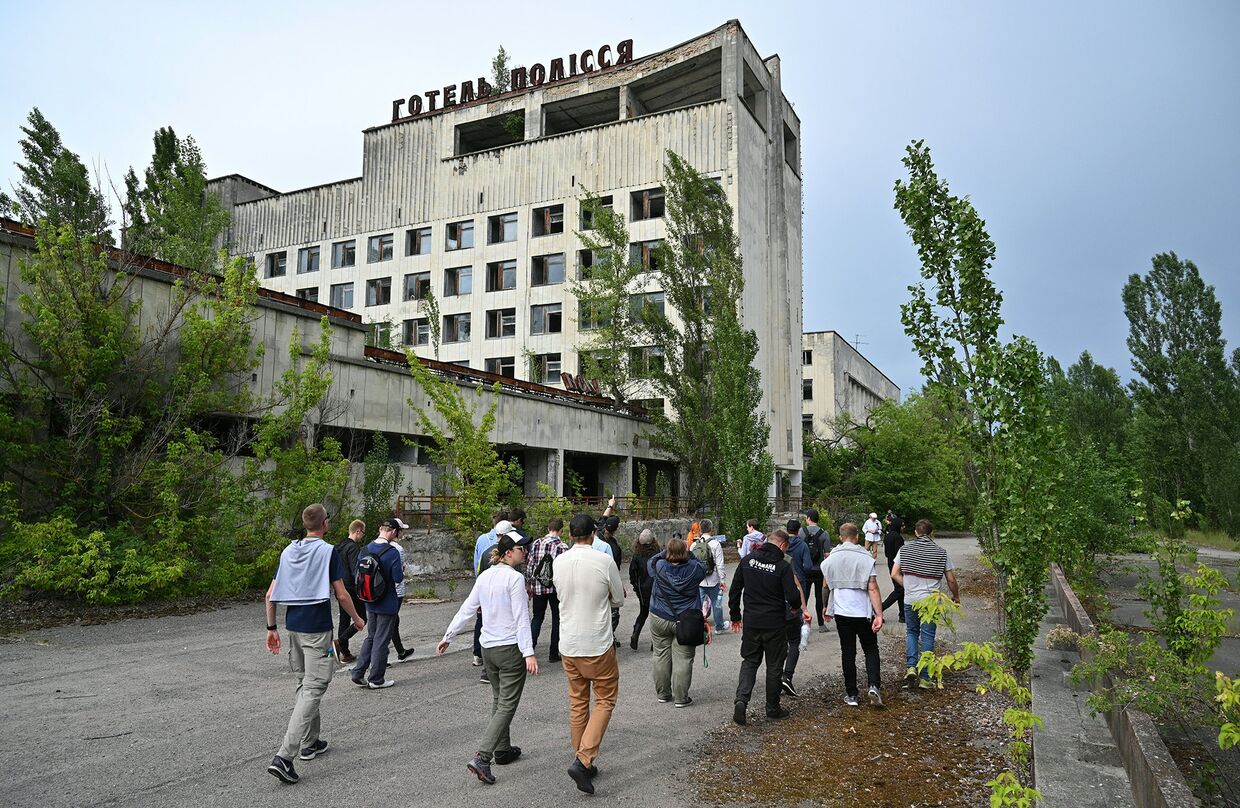 Туристы гуляют по городу-призраку Припять во время экскурсии по Чернобыльской зоне отчуждения