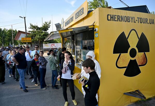 Туристы в очереди за сувенирами рядом с КПП «Дитятки» после экскурсии в Чернобыльскую зону отчуждения
