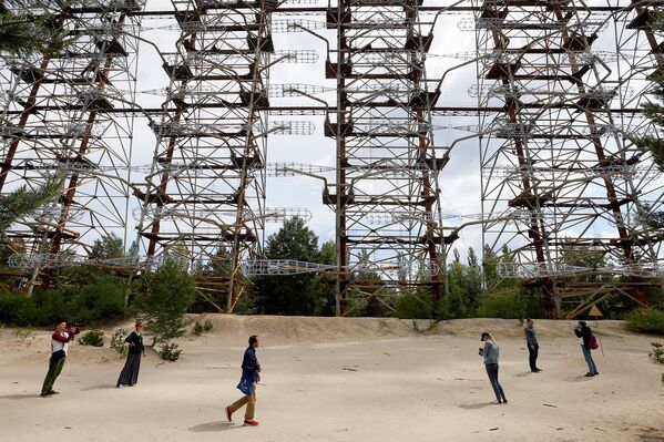 Туристы осматривают советскую радиолокационную станцию для системы раннего обнаружения пусков межконтинентальных баллистических ракет вблизи Чернобыля