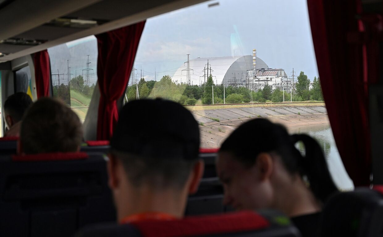 Вид на Чернобыльскую АЭС из окна туристического автобуса