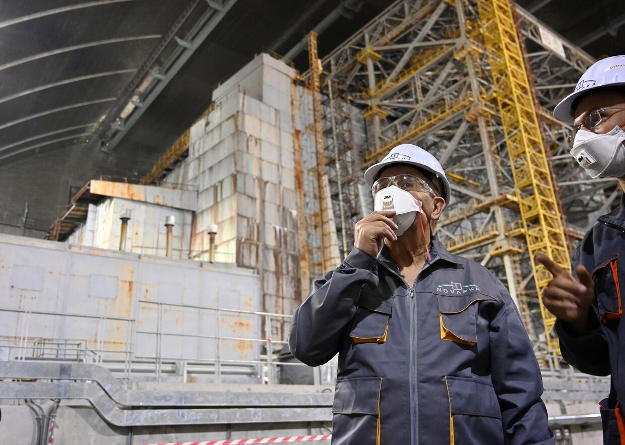 Министр иностранных дел Франции Жан-Ив Ле Дриан внутри нового безопасного конфайнмента, охватывающего 4-й блок (реактор 4) Чернобыльской АЭС