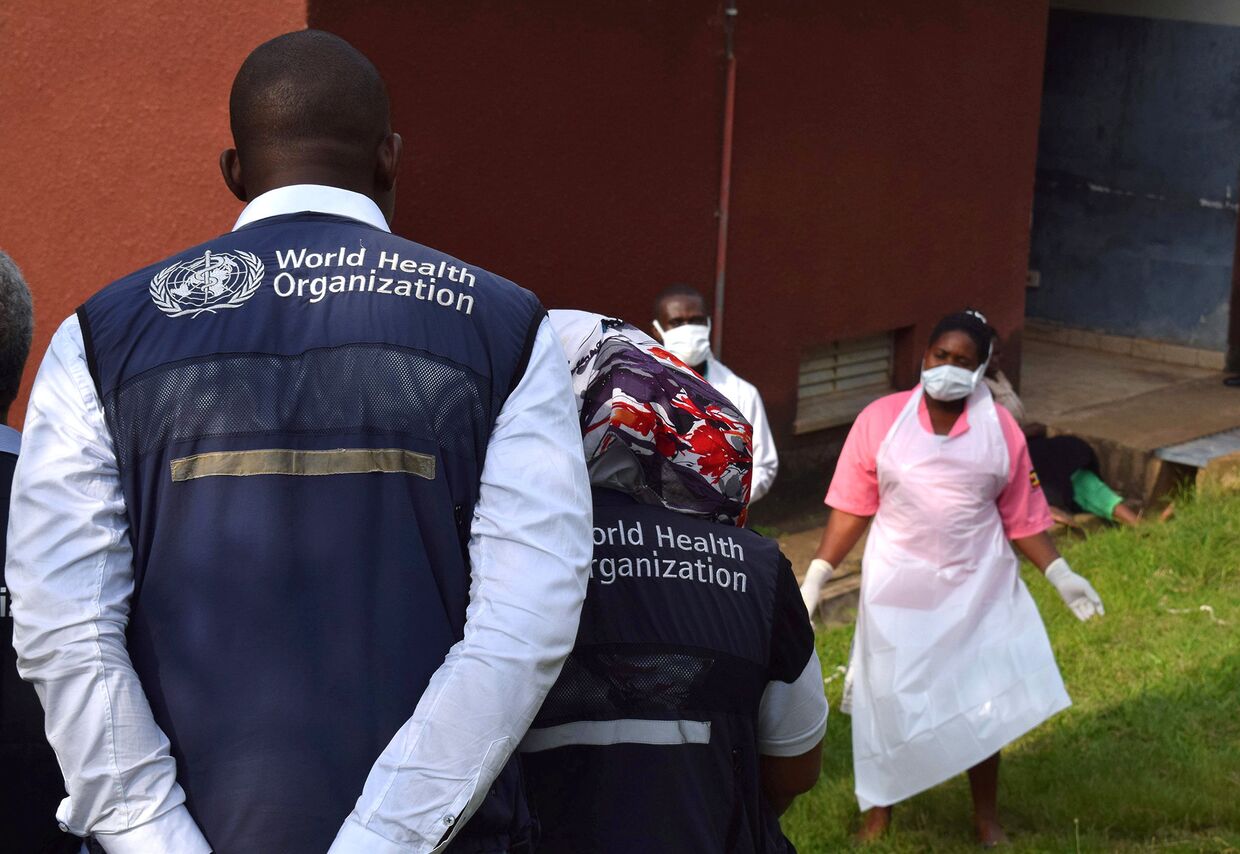 Врачи Всемирной организации здравоохранения инспектируют больницу в Бвера, Уганда