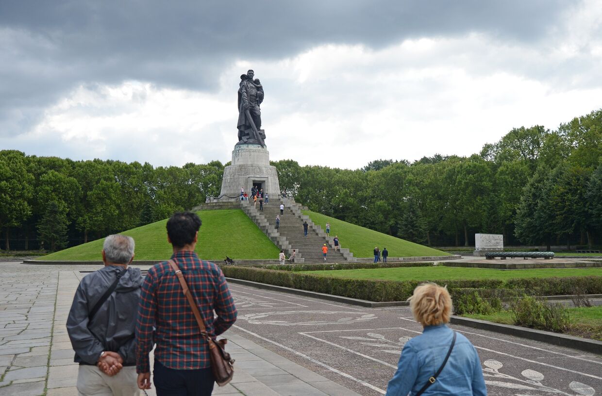 Монумент Воин-освободитель в Трептов-парке в Берлине