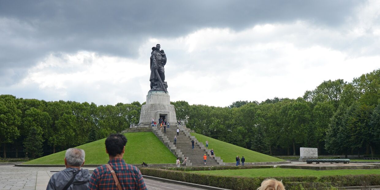 Монумент Воин-освободитель в Трептов-парке в Берлине