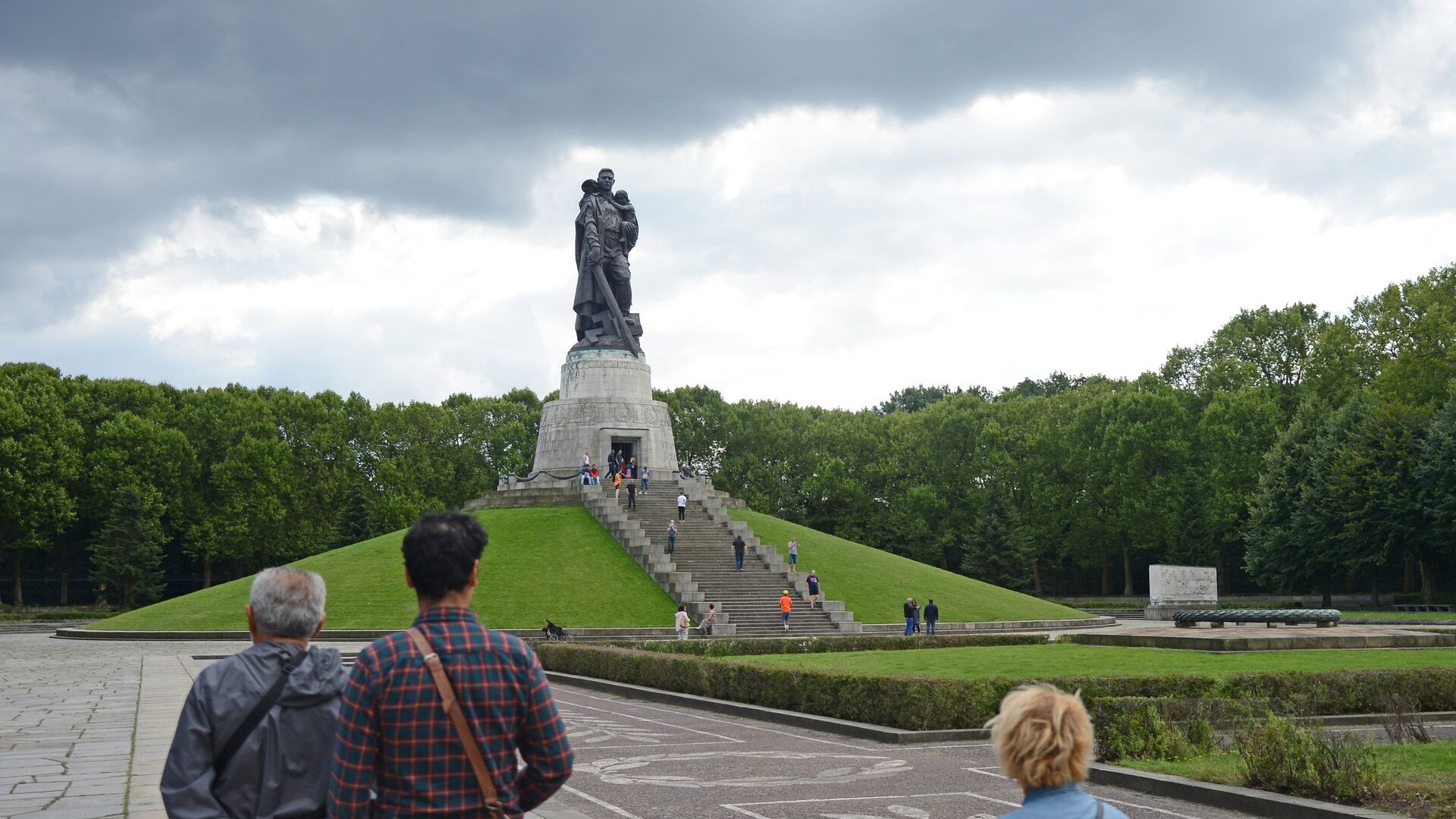Монумент Воин-освободитель в Трептов-парке в Берлине - ИноСМИ, 1920, 29.05.2022