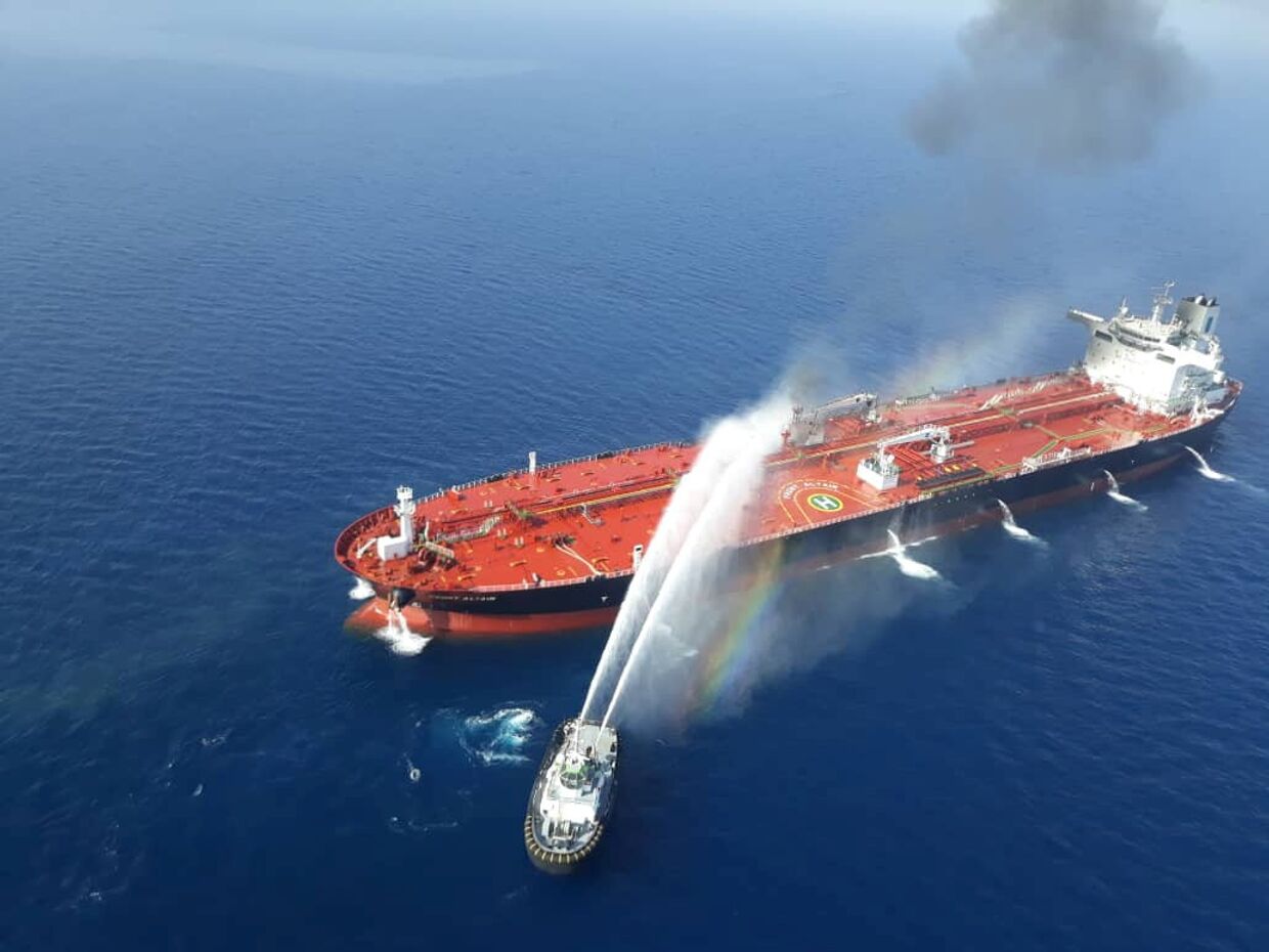 Тушение нефтяного танкера в Оманском заливе