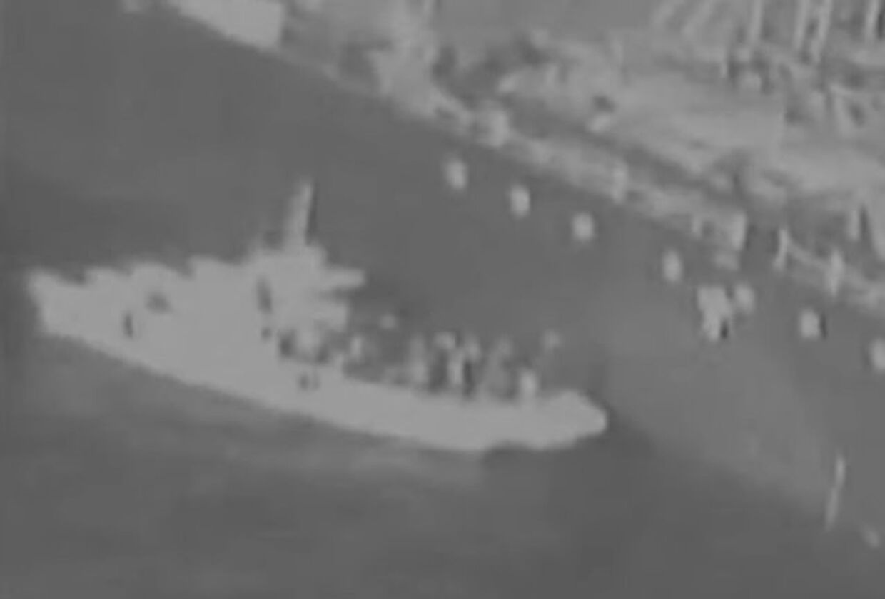 Иранские пограничники снимают мину с танкера