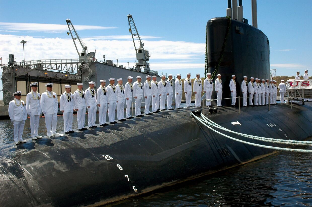 Экипаж на палубе подводной лодки ВМС США USS Hawaii на базе в Гротоне, штат Коннектикут