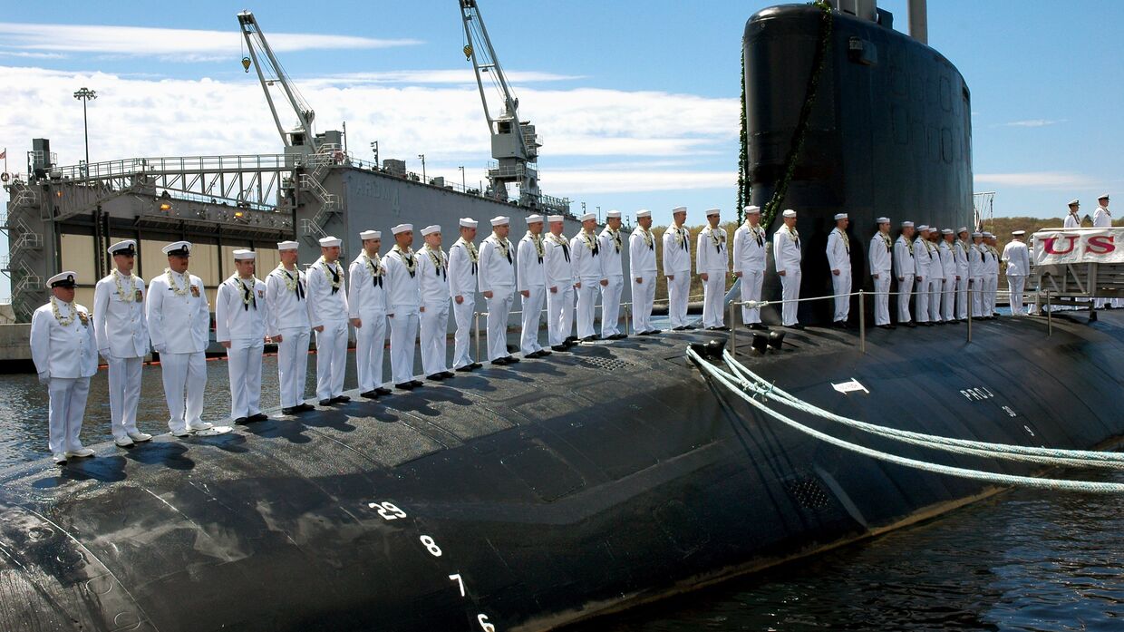 Экипаж на палубе подводной лодки ВМС США USS Hawaii на базе в Гротоне, штат Коннектикут