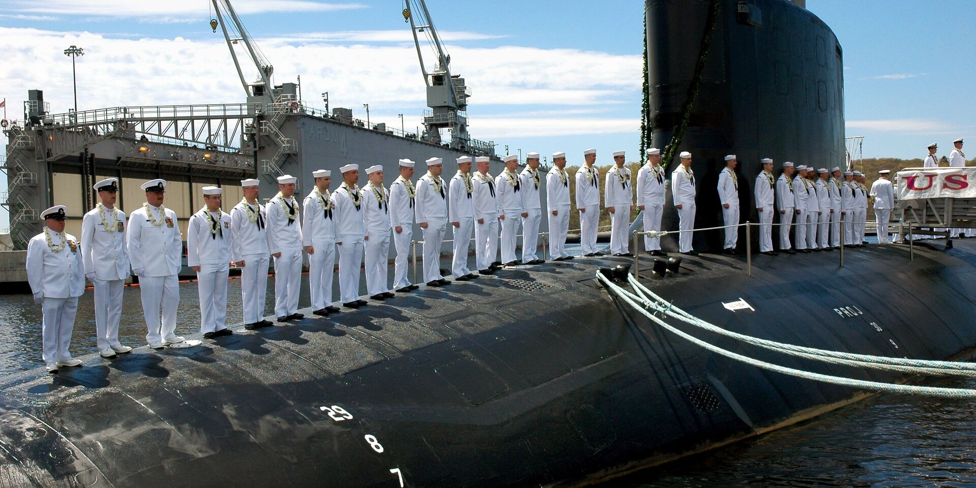 Экипаж на палубе подводной лодки ВМС США USS Hawaii на базе в Гротоне, штат Коннектикут - ИноСМИ, 1920, 11.09.2022