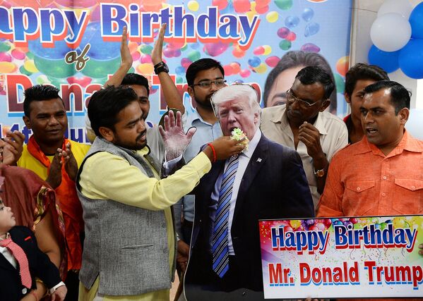 Индийские активисты празднуют 72-й день рождения президента США Дональда Трампа в Нью-Дели