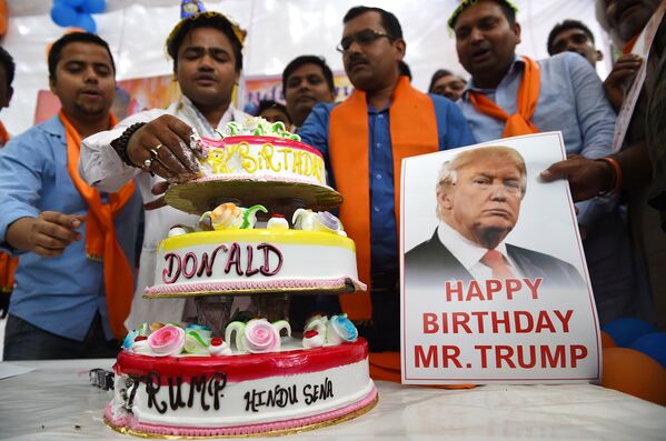 Индийские активисты празднуют 70-й день рождения кандидата в президенты США Дональда Трампа в Нью-Дели