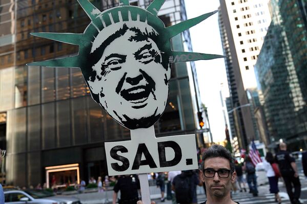 Акция протеста в день рождения Дональда Трампа в Нью-Йорке
