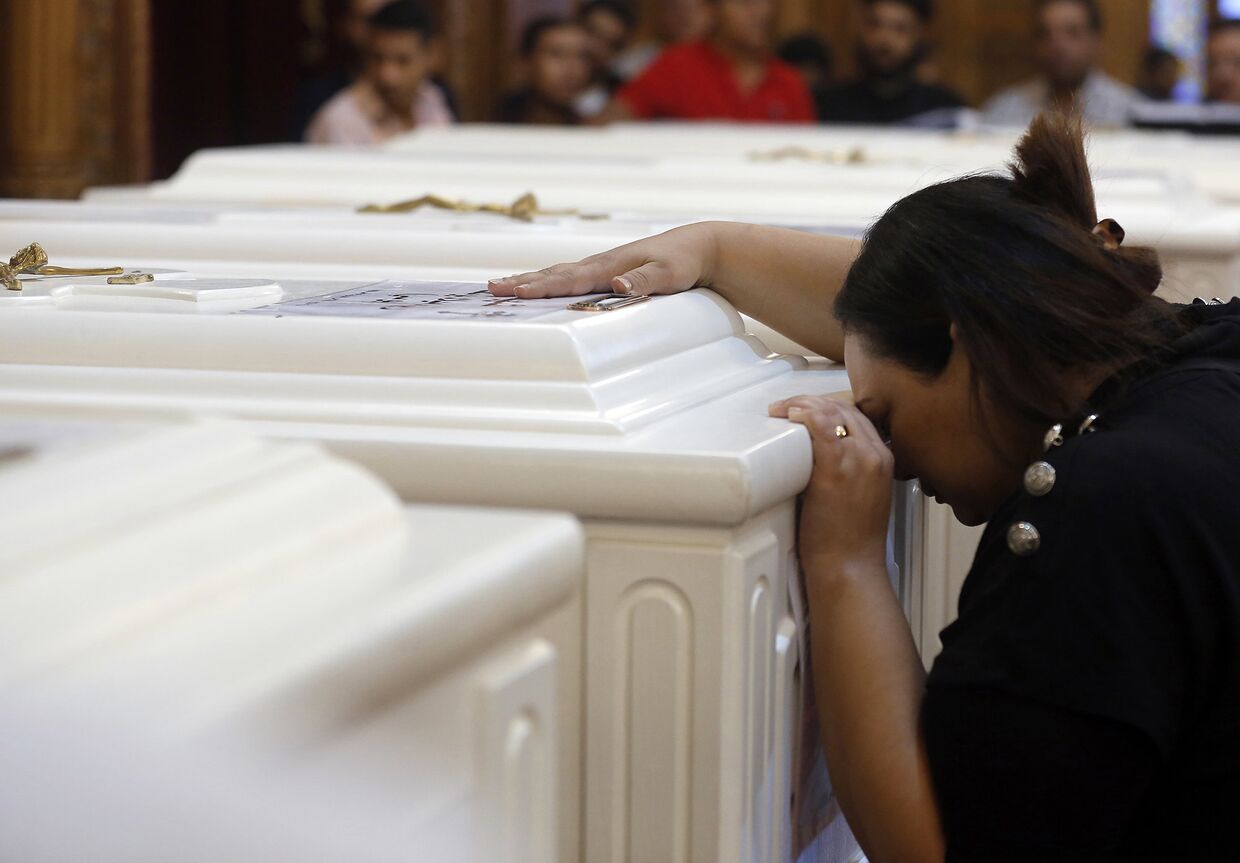 Родственница убитого христианина во время отпевания в церкви в Эль-Минья, Египет