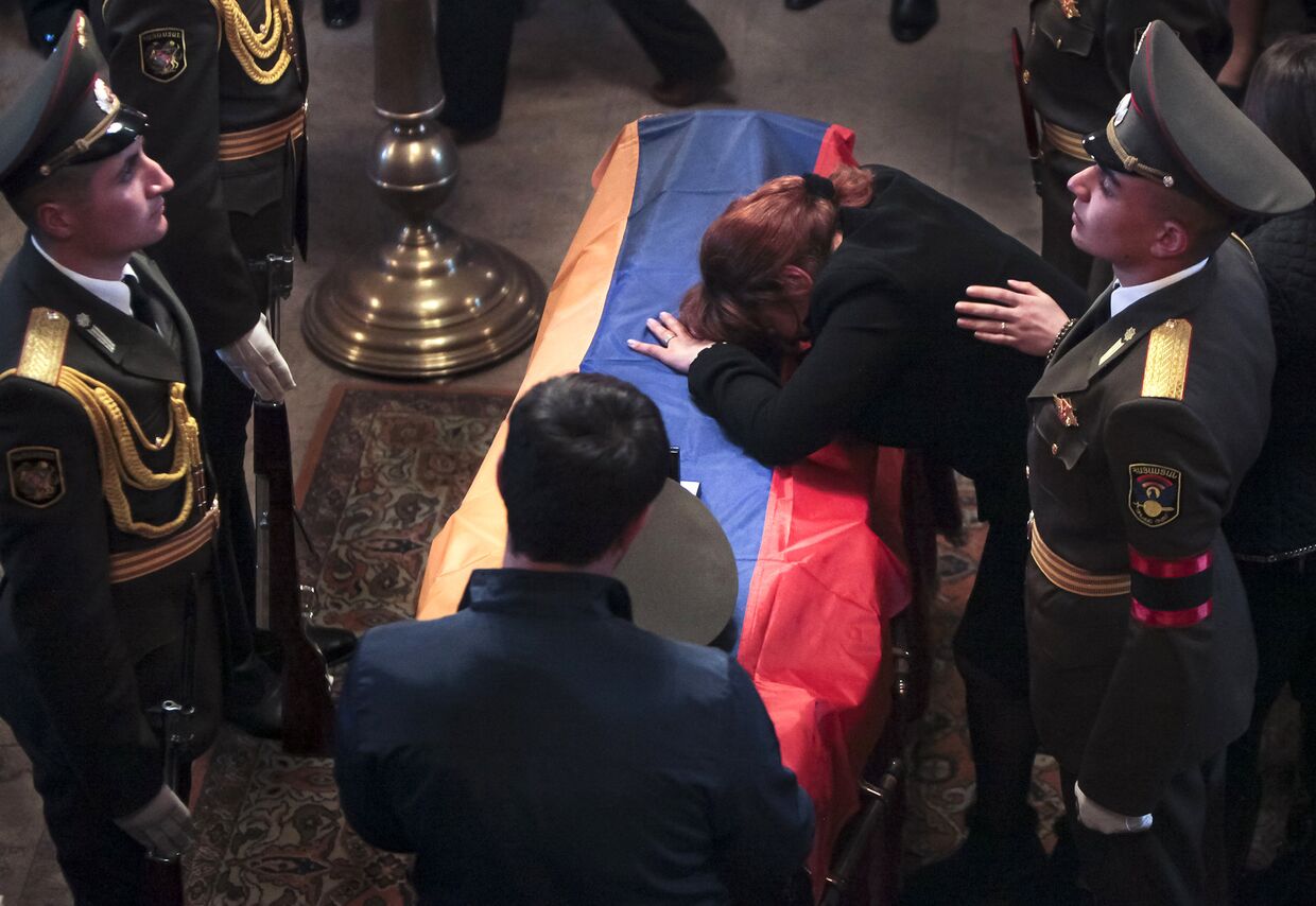 Похороны военнослужащего, погибшего в боях у Нагорного Карабаха в Ереване, Армения