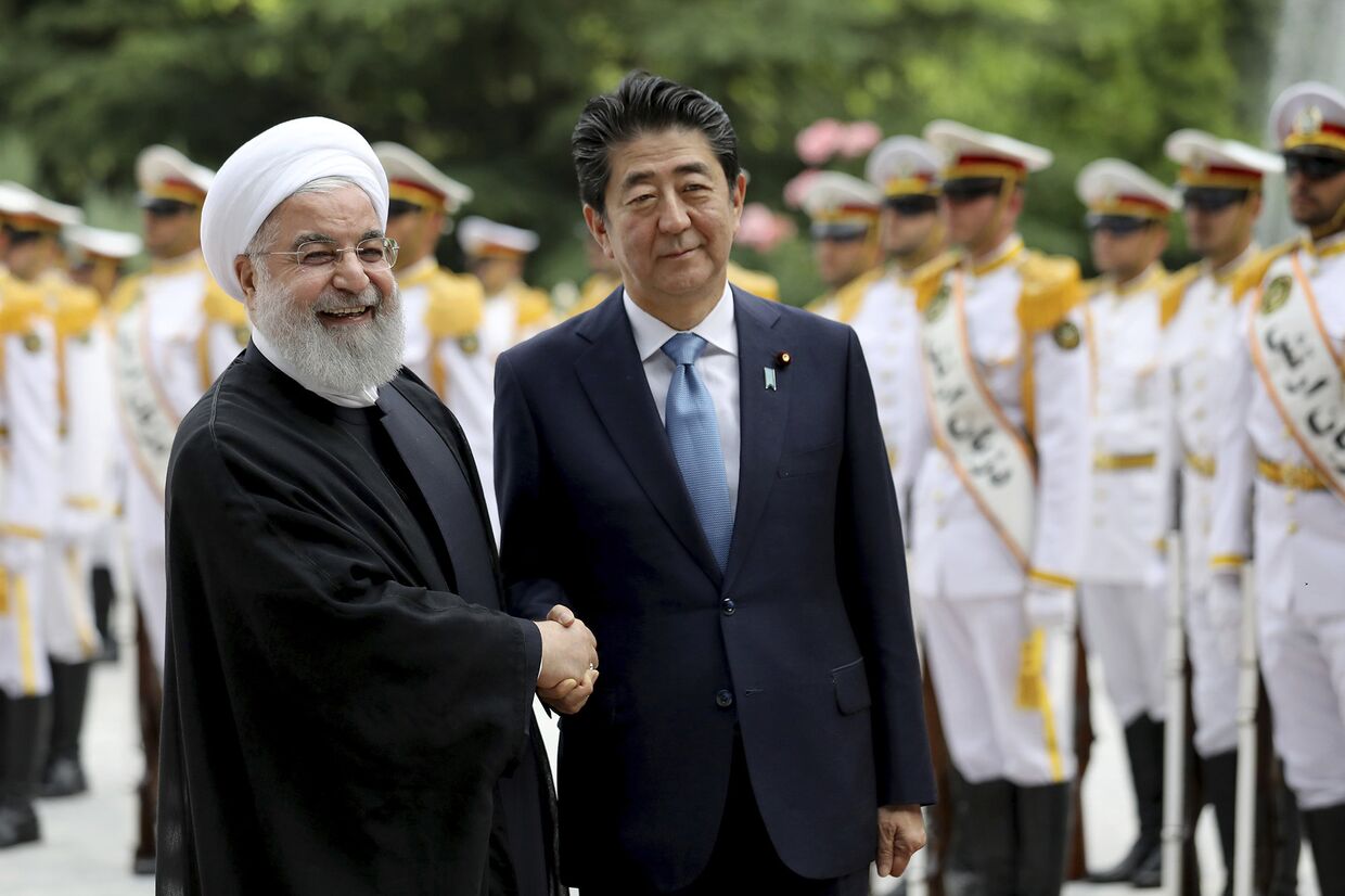 Премьер-министр Японии Синдзо Абэ и резидент Ирана Хасан Роухани в Тегеране