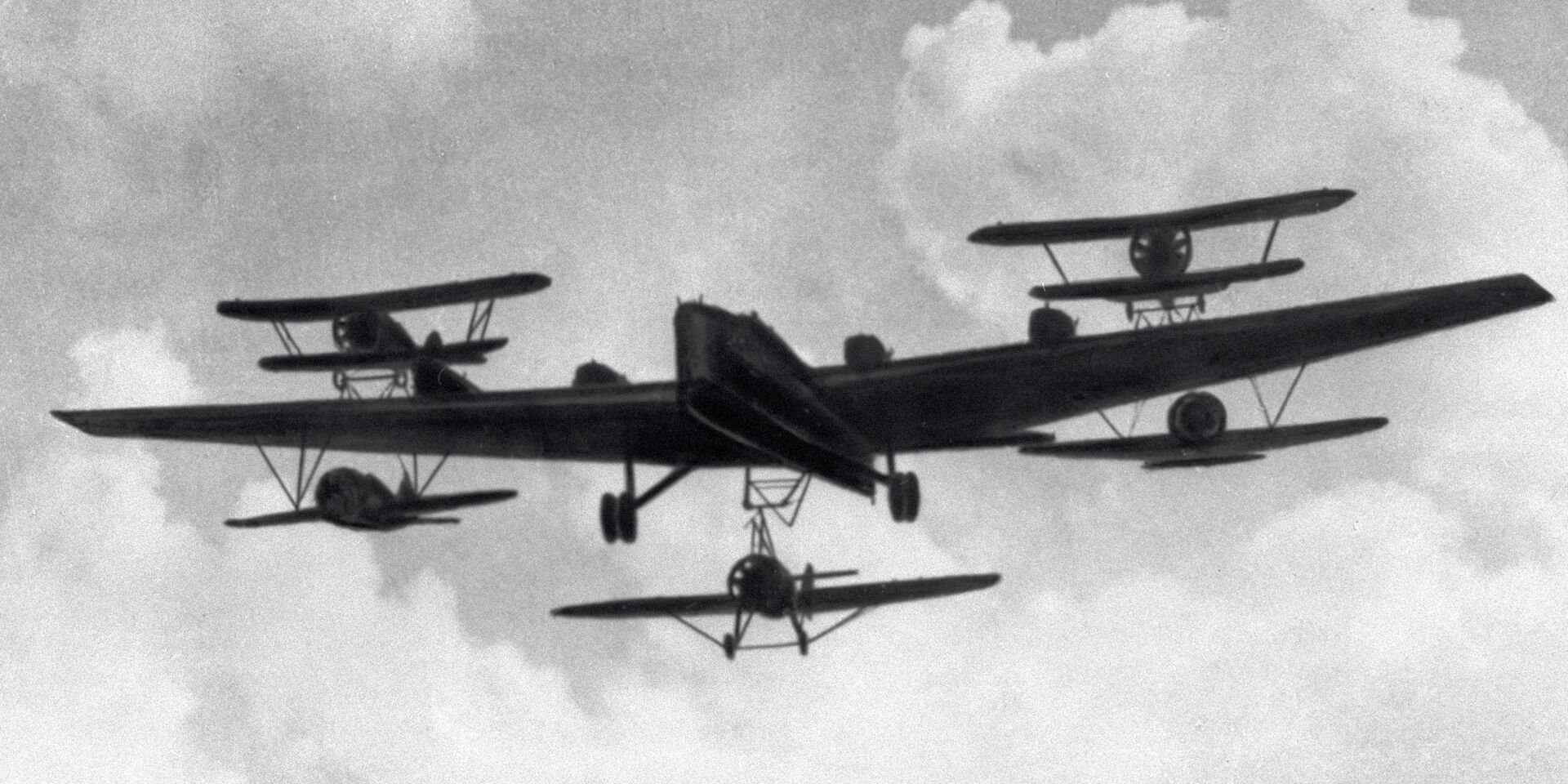 Бомбардировщик ТБ-3 с истребителями И-16, подвешенными под крылом - ИноСМИ, 1920, 24.09.2022