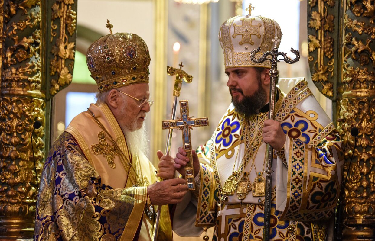 Вселенский Патриарх Варфоломей I и митрополит Епифаний во время официальной церемонии