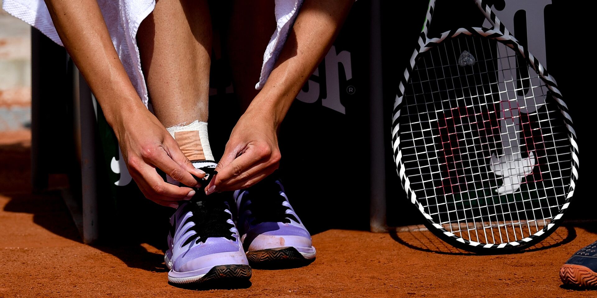 Теннисистка завязывает шнурки на кроссовках перед матчем - ИноСМИ, 1920, 25.01.2024