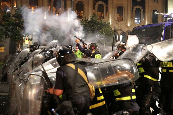 Полиция разгоняет участников акции протеста у здания парламента Грузии в Тбилиси