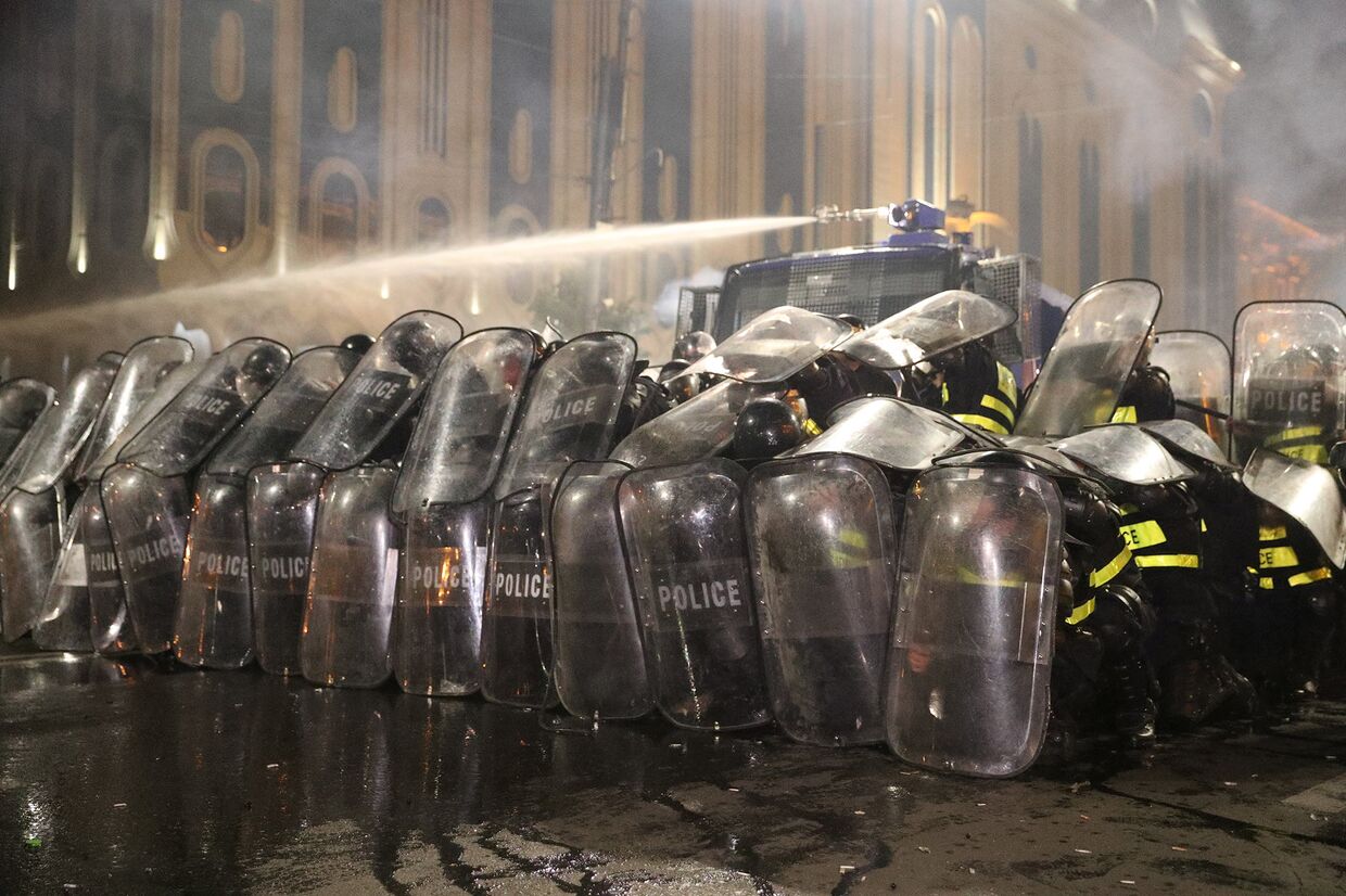Полиция во время акции протеста у здания парламента Грузии в Тбилиси
